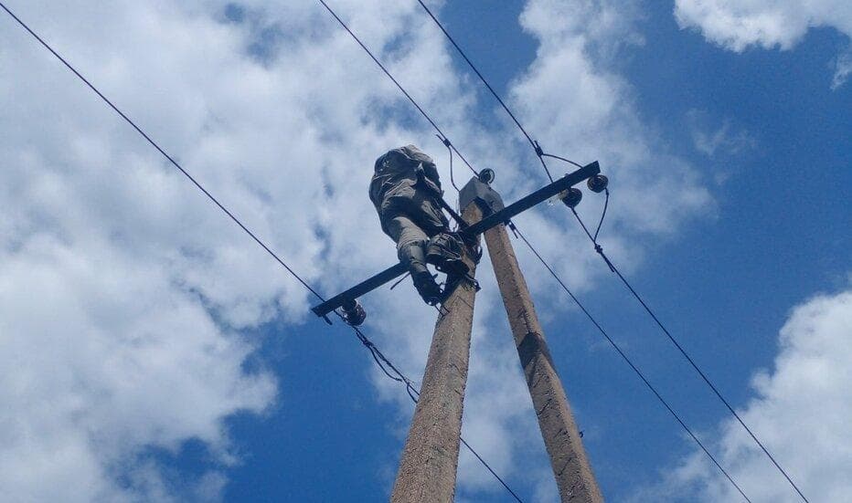 <em>Працює електрик. Фото: ДТЕК Донецькі електромережі</em>