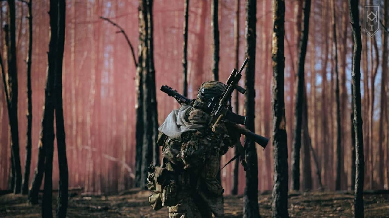<em>Украинский военный в лесах идет с оружием. Фото: 3 штурмовая бригада</em>
