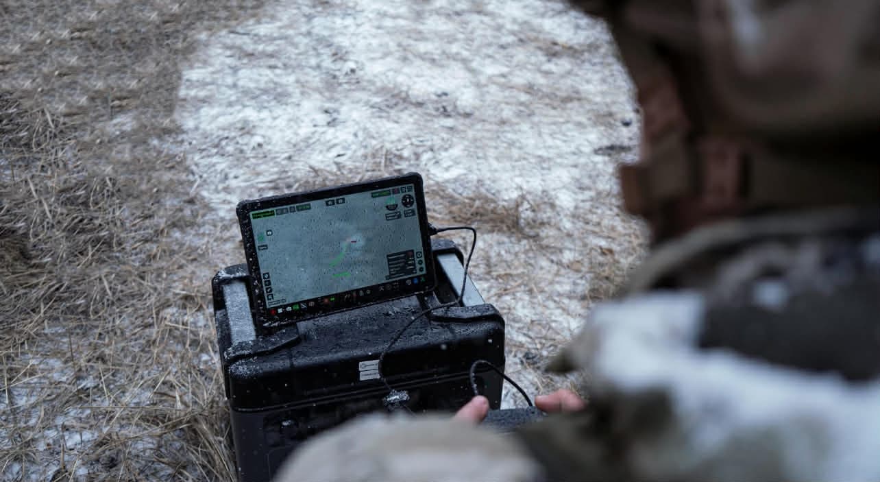 <em>Фото: 66 ОМБР. Украинский военный наблюдает</em>