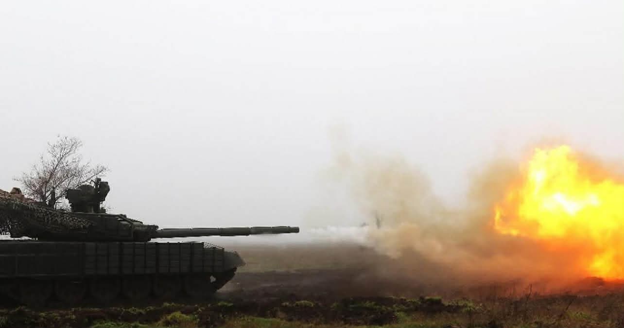<em>Фронт, війна, росія. Танк стріляє. Фото: оперативне командування "Південь".</em>