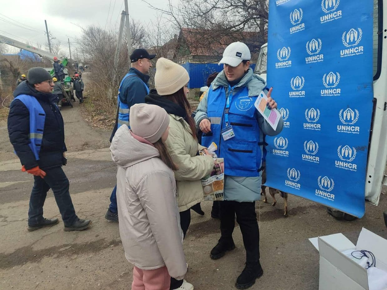 <em>Люди з дітьми на Донеччині. Фото: місія Проліска. <a href="https://www.facebook.com/evgenij.tkacev.121180?__tn__=-UC*F"><strong>Євген Ткачов</strong></a></em>