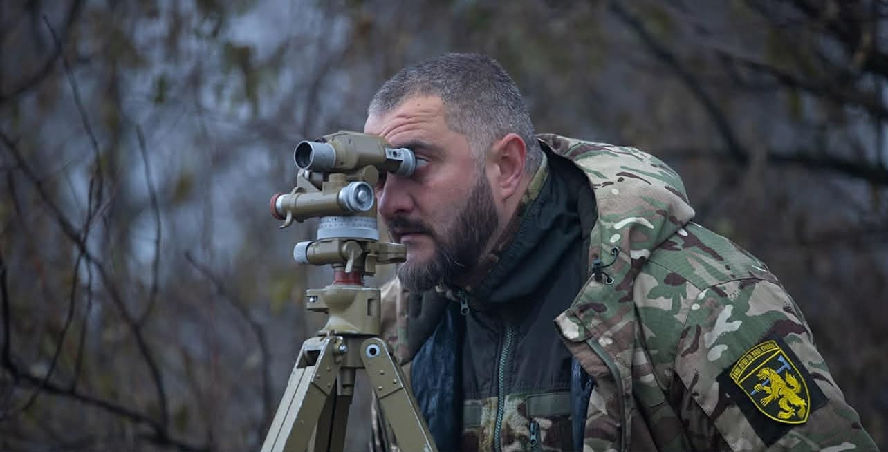 <em>Фото: 66 ОМБР. Украинский военный наблюдает</em>