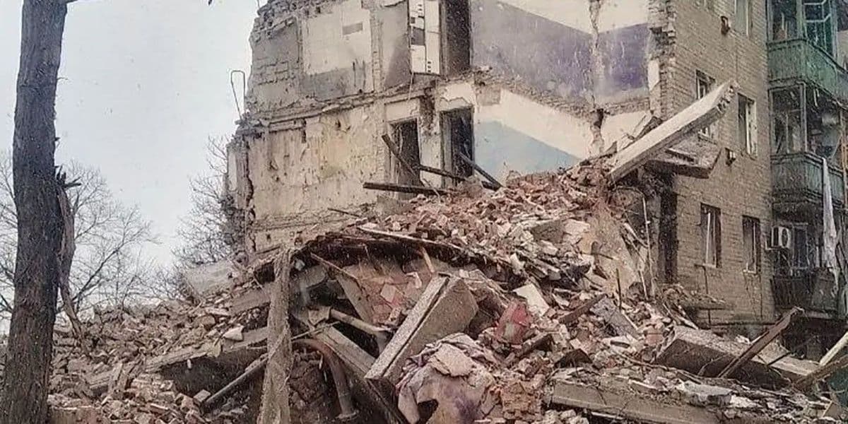 <em>Зруйнована багатоповерхівка у Дружківці. Ілюстративне фото. Джерело: НПУ</em>