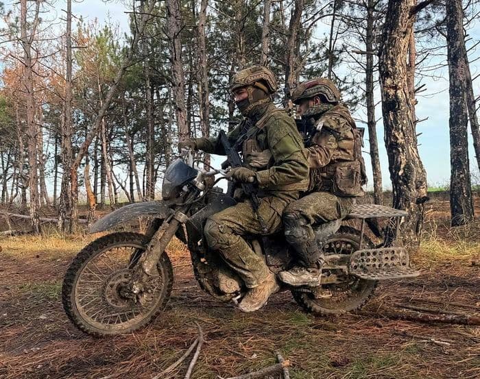 <em>Бойцы российской оккупационной армии на мотоцикле. Фото из открытых источников</em>