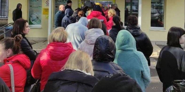 <em>Черга до поліклініки в окупованому Луганську. Фото: Жовта Стрічка</em>