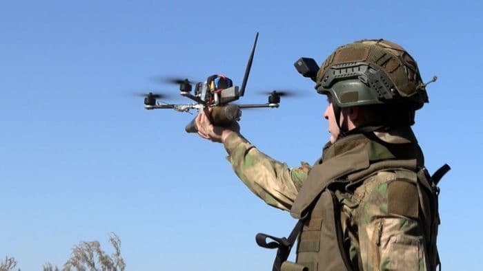 <em>Боєць російської окупаційної армії з дроном. Фото з відкритих джерел</em>