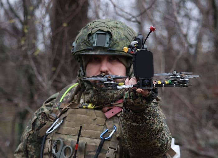 <em>Боец россиской оккупационной армии с дроном. Фото из открытых источников</em>