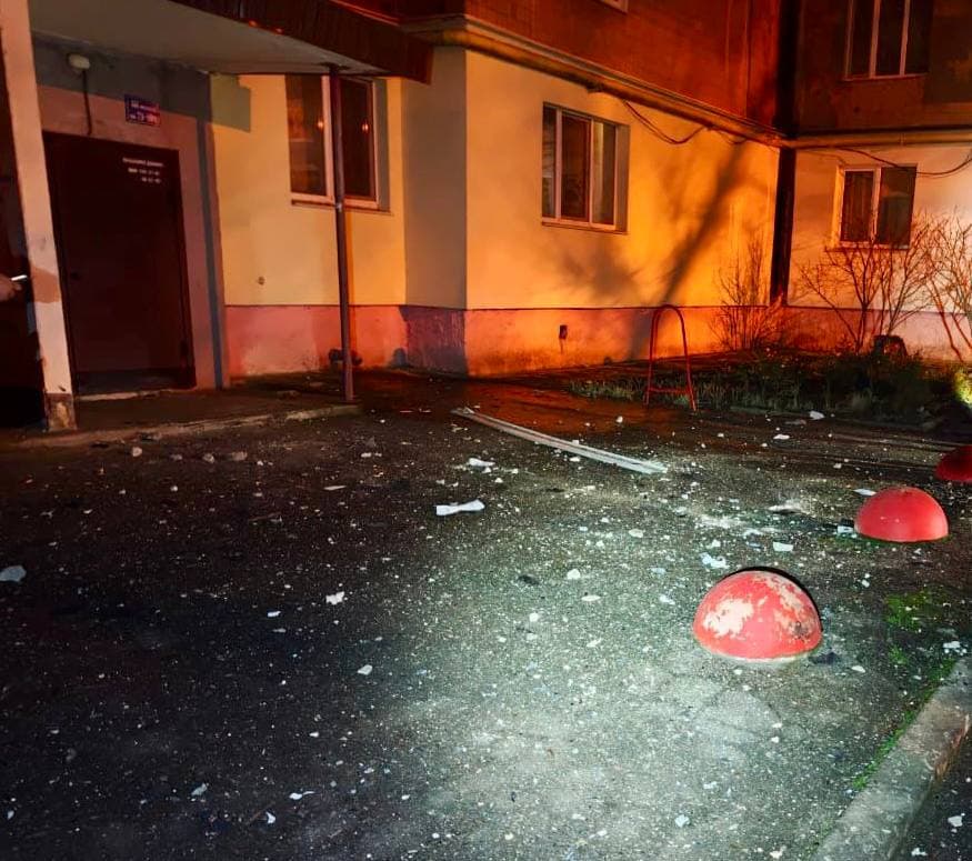 Російські дрони тричі атакували багатоквартирні будинки в Краматорську: що відомо (фото)