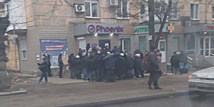 <em>Черга біля приміщення окупаційного мобільного оператора "Фенікс". Фото з відкритих джерел</em>