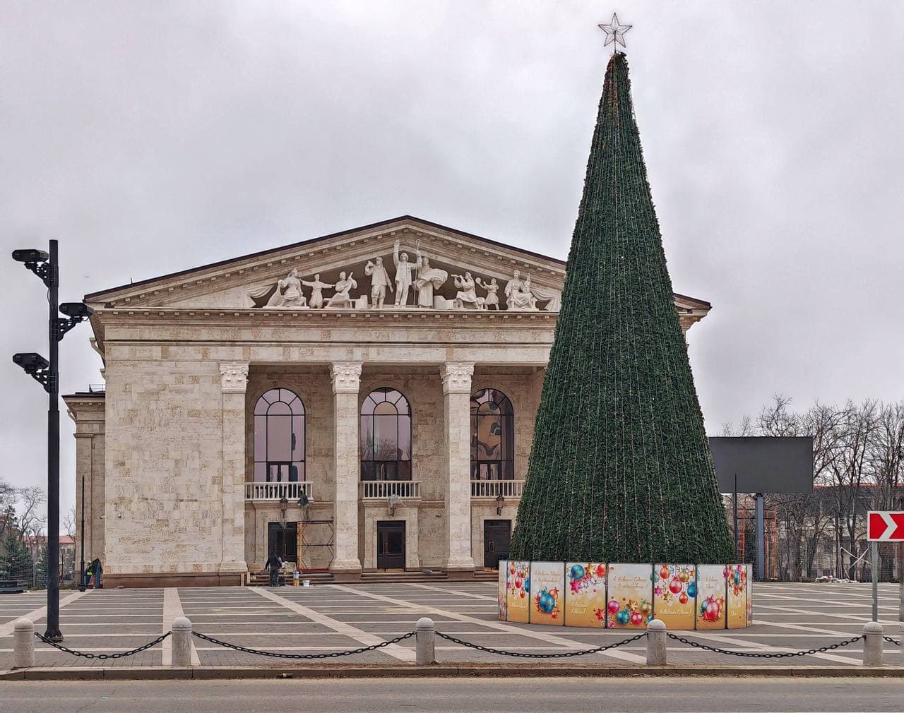 "Відновлений" маріупольський драмтеатр. Фото: Маріупольська міська рада