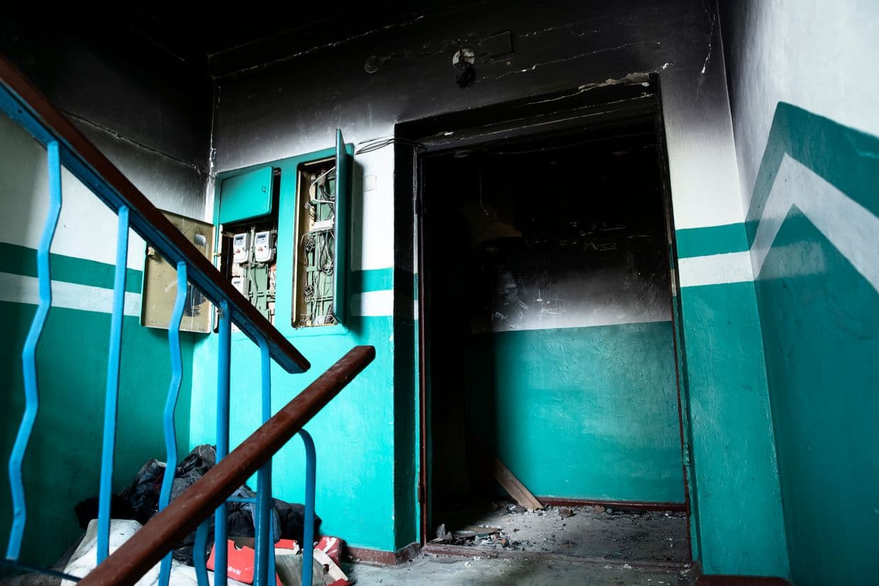 <em>Подъезд. Фото: <a href="https://ru.freepik.com/free-photo/consequences-russian-s-war-ukraine_32521603.htm#fromView=keyword&page=1&position=0&uuid=79864407-dd62-46cf-90b1-558406f1b2fa&query=%D0%93%D1%80%D1%8F%D0%B7%D0%BD%D1%8B%D0%B9+%D0%BF%D0%BE%D0%B4%D1%8A%D0%B5%D0%B7%D0%B4">freepik.com</a></em>