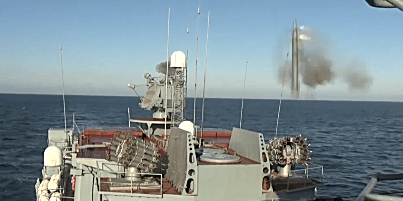 Стреляет российский оккупационный корабль. Фото из открытых источников