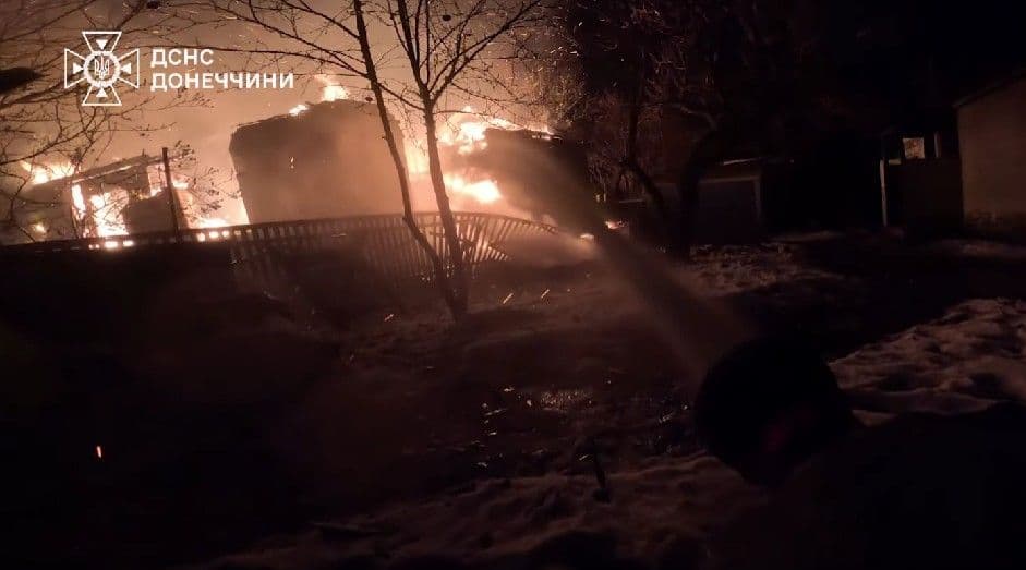 Рятувальники Донеччини показали, як на лінії вогню гасять пожежі (відео)