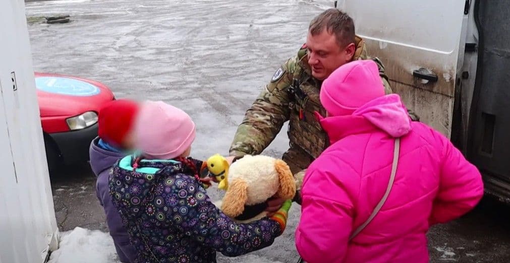 Допоміг туман: "білі янголи" вивезли з прифронтової Дружківки маму з двома доньками (відео)