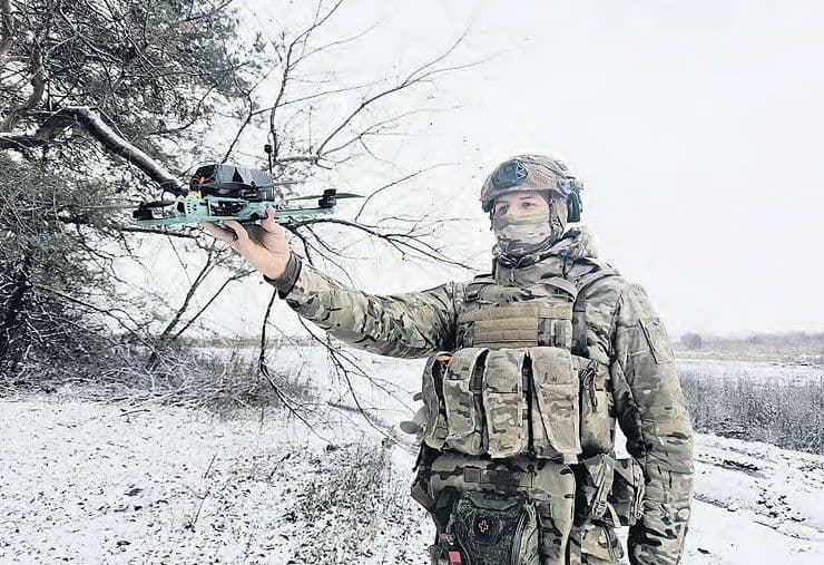 Боєць російської окупаційної армії з FPV-дроном. Фото з відкритих джерел