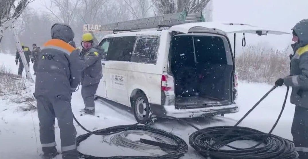 Працюють енергетики ДТЕК Донецькі електромережі.Скриншот з відео Донецької ОДА