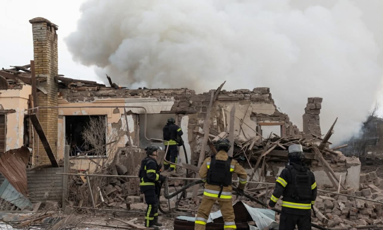 <em>Ворог вдарив по Дружківці на Донеччині. Фото: ДСНС</em>