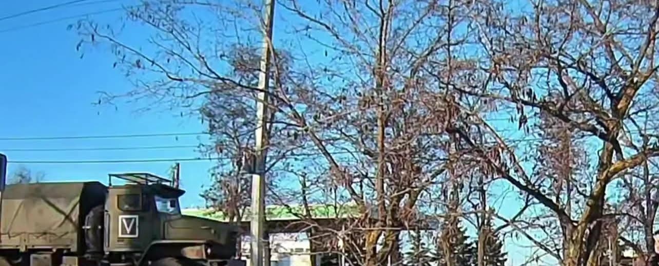 <em>Фіксується значна активізація перекидань росіянами живої сили, бронетехніки та БК через Маріуполь. Скрін з відео Петра Андрющенко.</em>