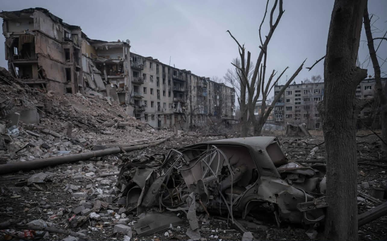 Военные, несмотря на опасность, помогают эвакуироваться жителям Константиновки