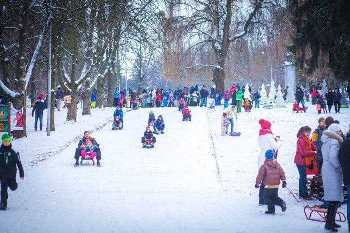 Зимний Львов. Семьи с детьми на горке. Фото: ua.igotoworld.com