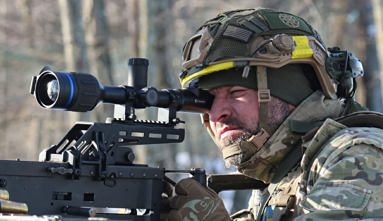 <em>Фото: 3 отдельная тяжелая механизированная Железная бригада. Украинский военный смотрит в прицел</em>