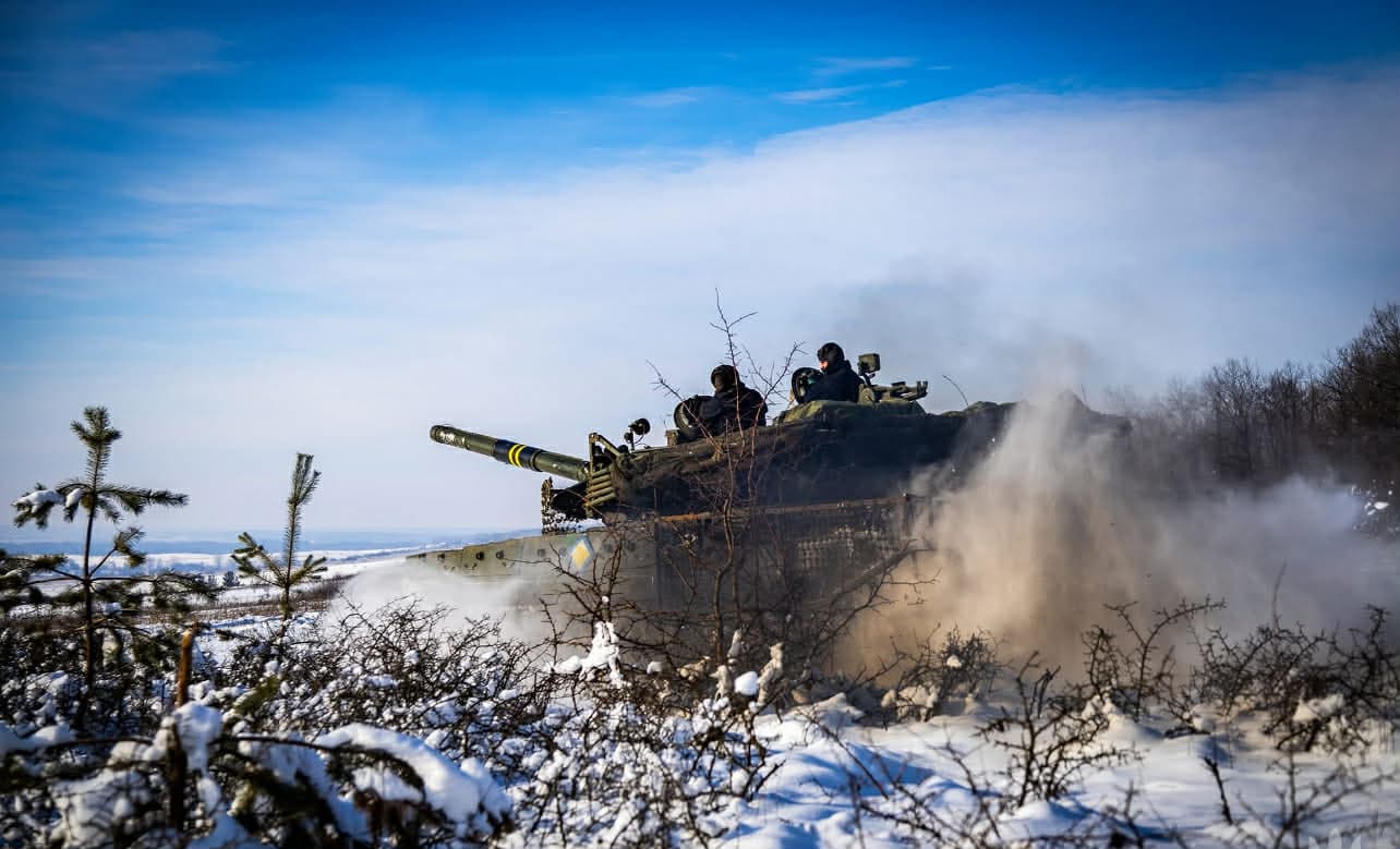 <em>Фото: 22 ОМБр. Украинские военные и танк</em>