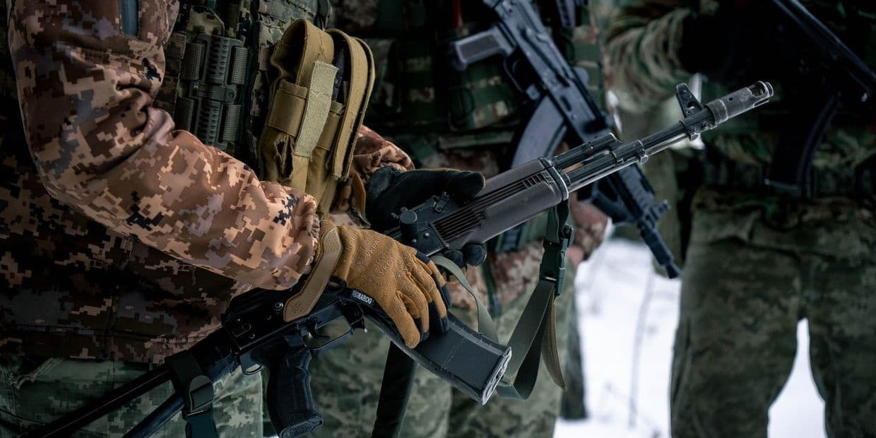 Автоматы в руках украинских защитников. Фото: Горынь