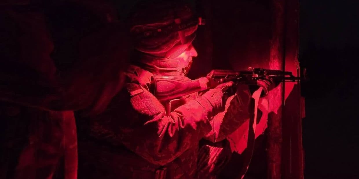 Український захисник з автоматом. Фото: 115 ОБр ТрО