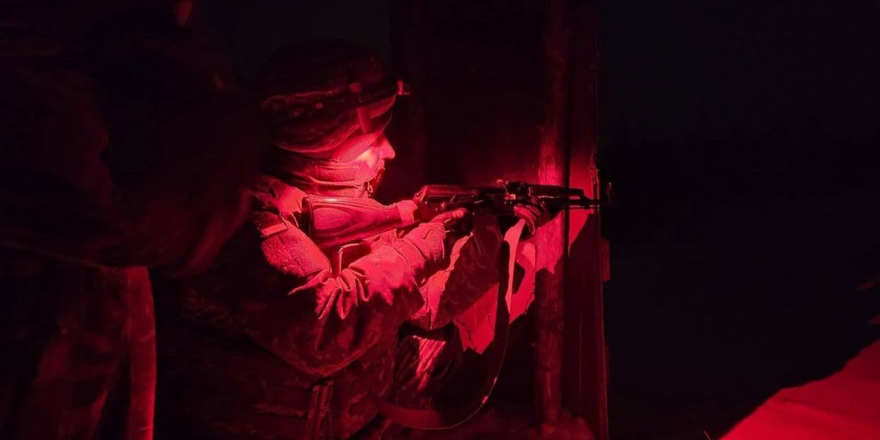 Український захисник з автоматом. Фото: 115 ОБр ТрО