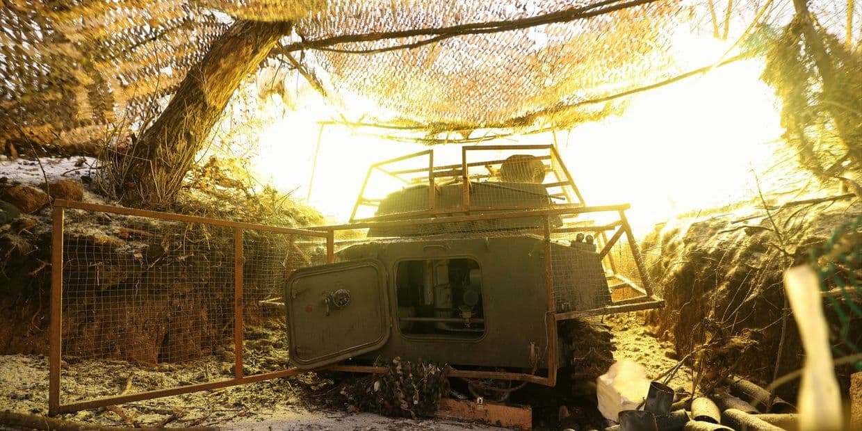 Стріляє САУ 2С1 "Гвоздика". Фото: 33-й окремий штурмовий полк Сухопутних військ