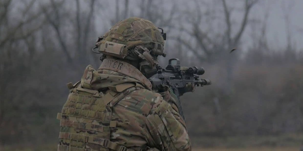Український захисник стріляє з автомата. Фото: 128 ОГШБр