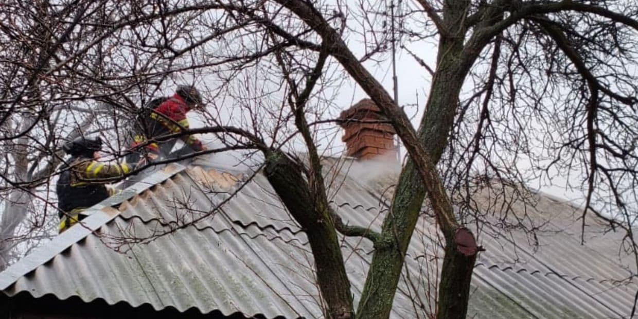 Ударний дрон окупантів поцілив у приватний будинок у Дружківці, виникла пожежа