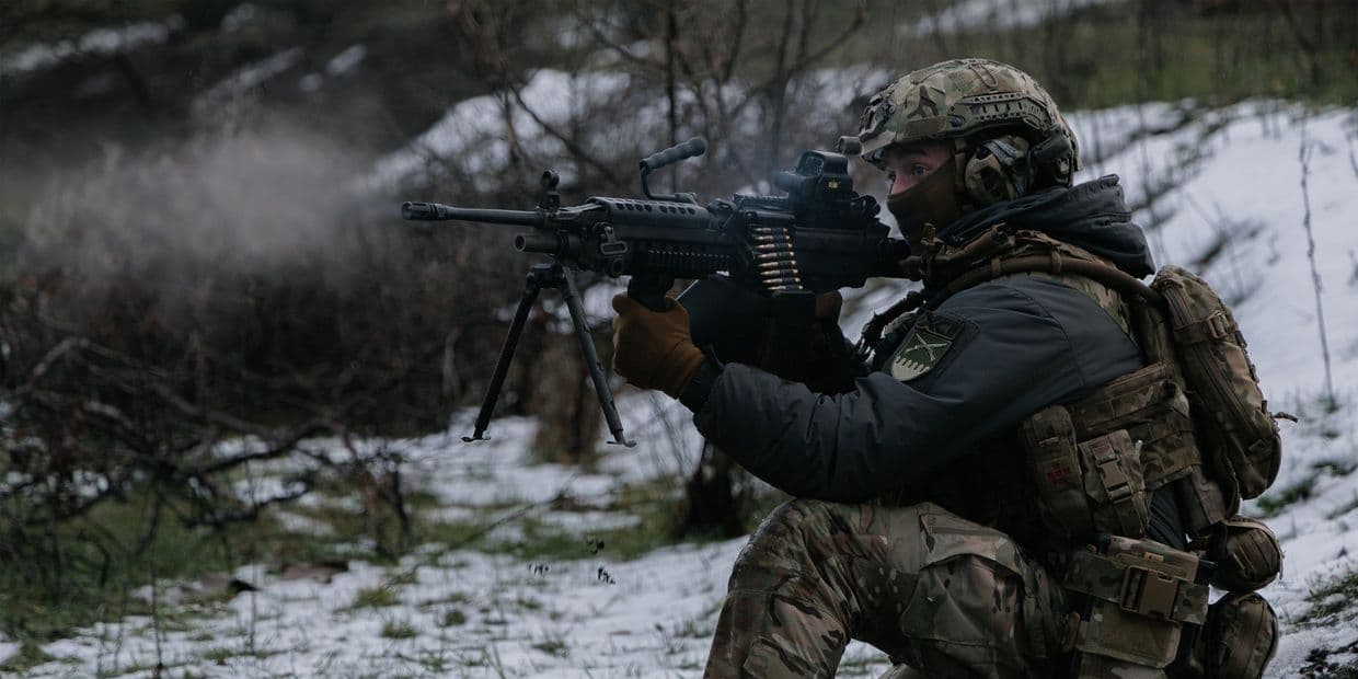 Украинский защитник с пулеметом. Фото: 92 ОШБр