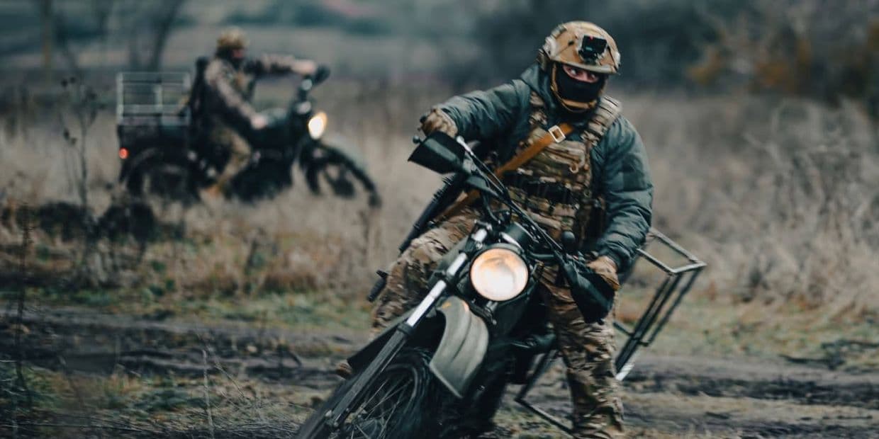 Українські захисники на мотоциклах. Фото: 23 ОМБр