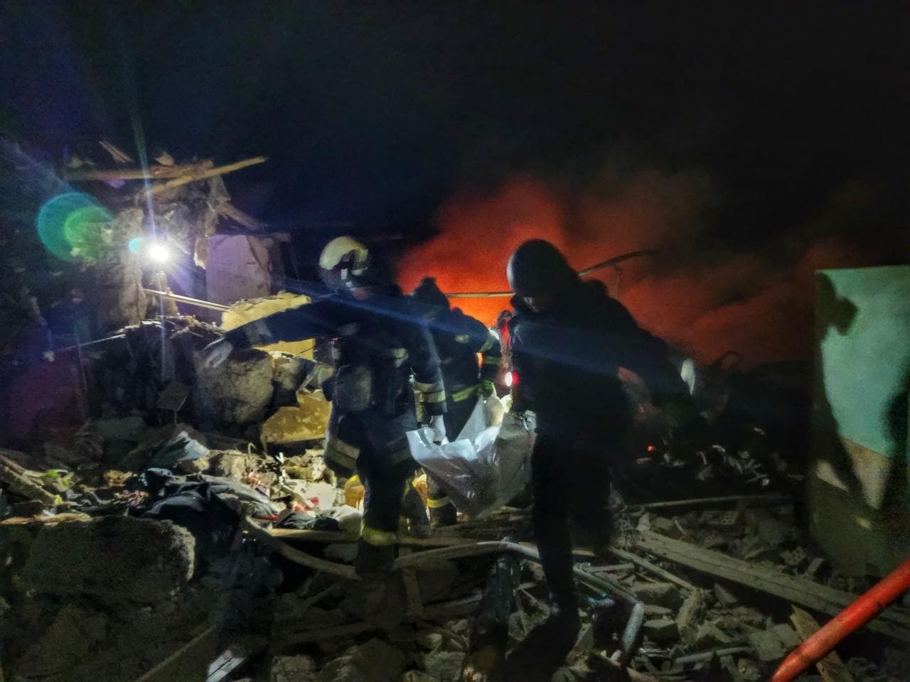 У Краматорську рятувальники вилучили тіло загиблого з-під завалів будинку та ліквідували пожежу (фото)