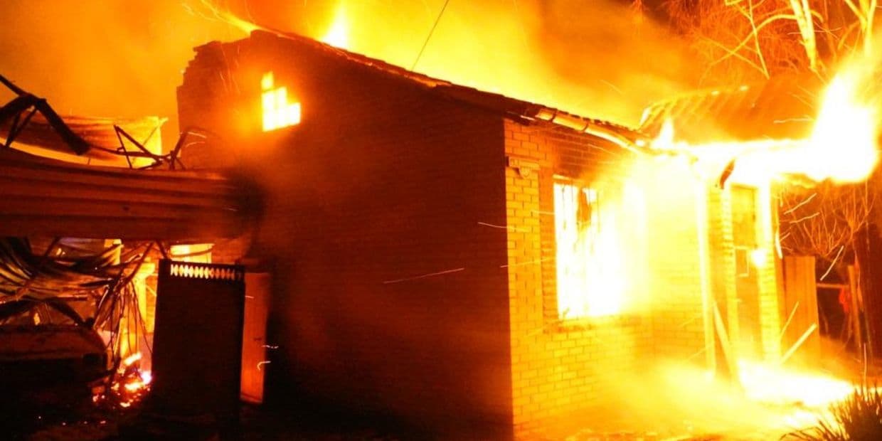 Через загрозу повторного обстрілу Слов'янська вогнеборці були змушені припинити гасіння пожежі на площі 200 кв. м (фото)