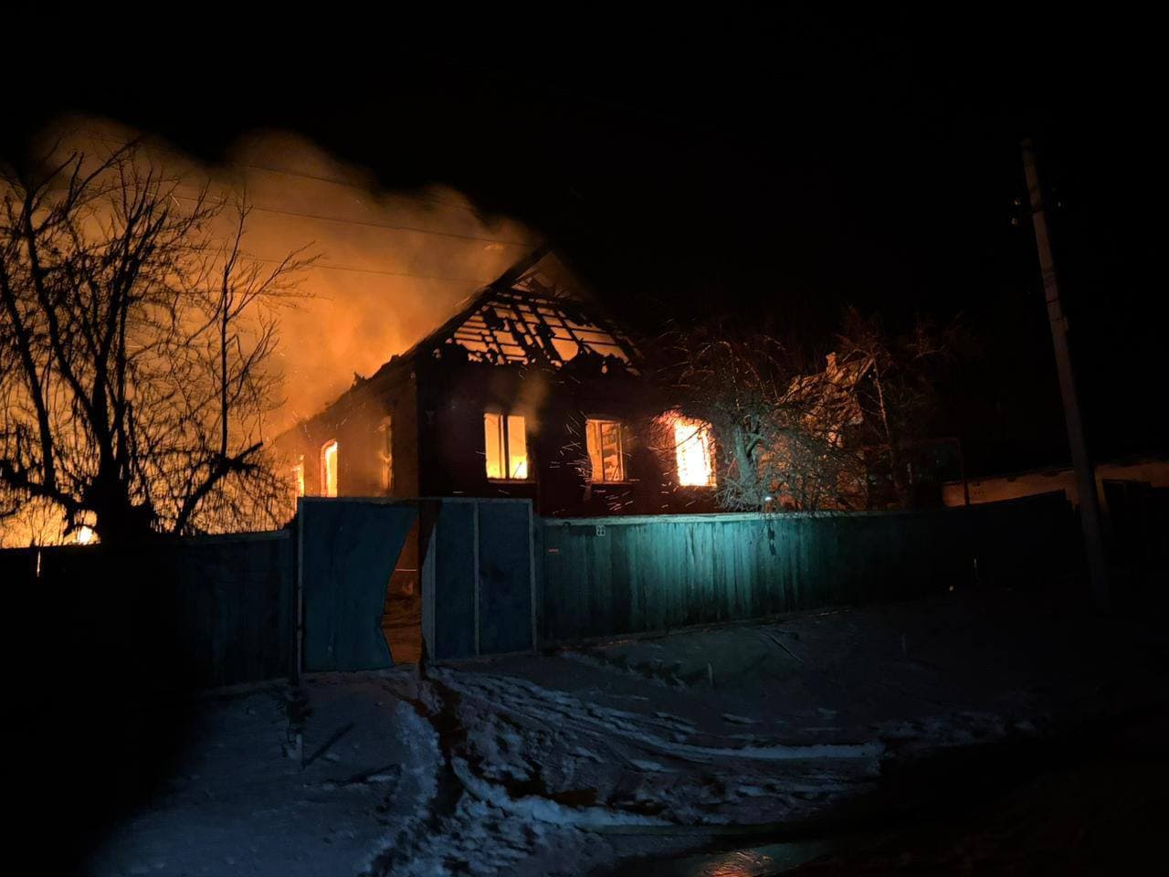 Обстріли Донеччини: у Лимані поранено людину, у Білозерському пошкоджено багатоповерхівки (фото)