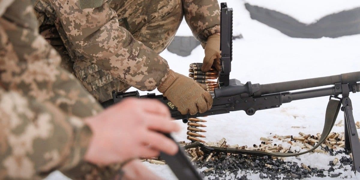 <em>Українські захисники перезаряджають кулемети. Фото: 210-й окремий штурмовий полк</em>