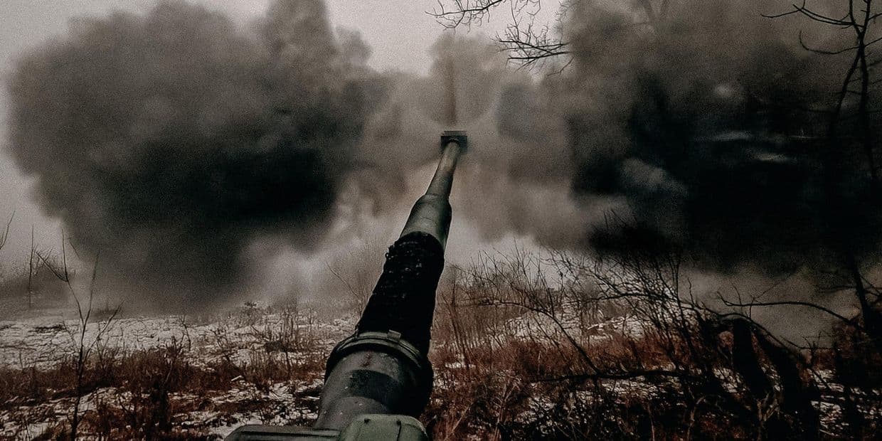 Стріляє гармата. Фото: 26 ОАБр