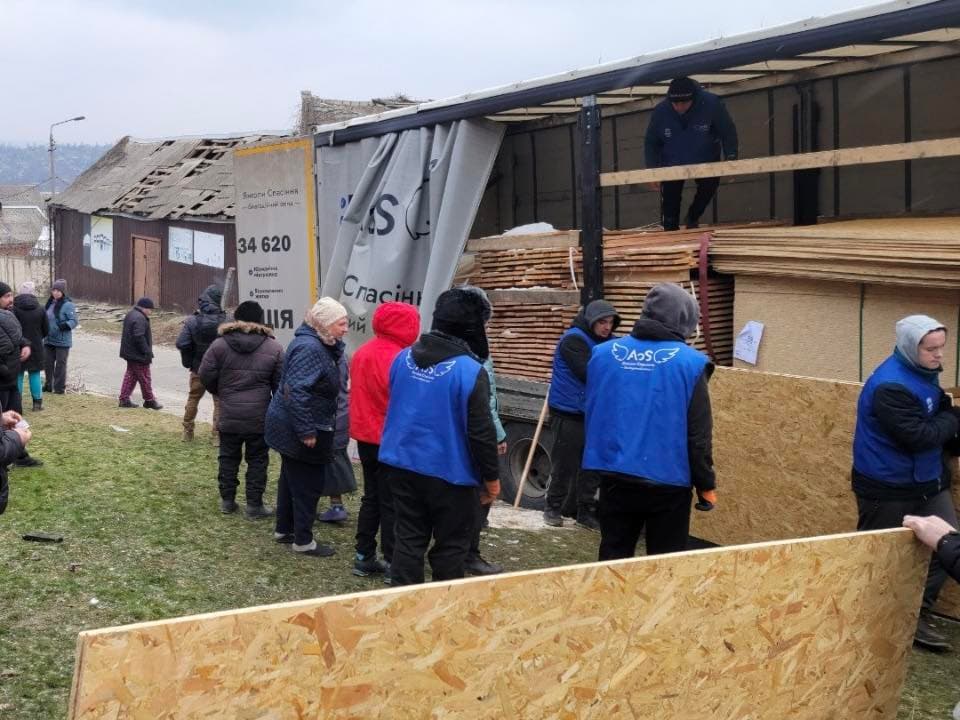 Видача допомоги для швидкого ремонту постраждалим від російського обстрілу 13 січня 2026 року. Фото: Краматорська міська рада