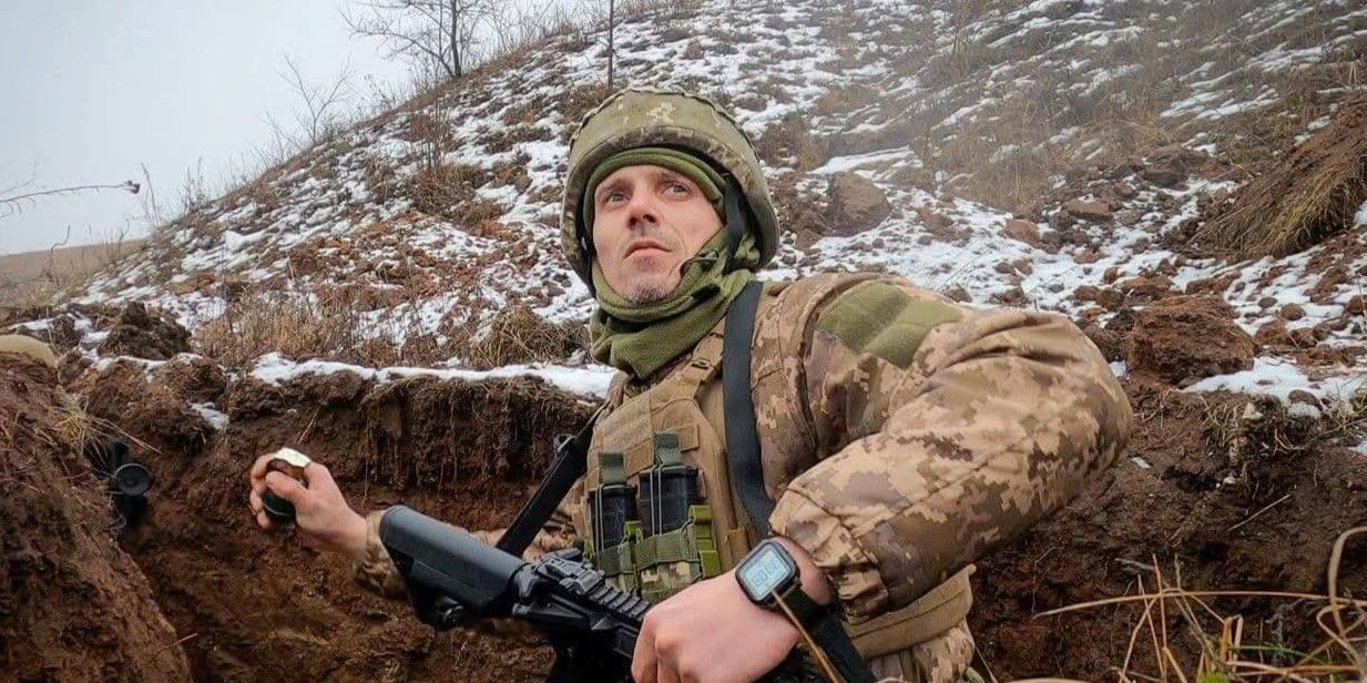 Украинский защитник бросает гранату. Фото: 36 ОБрМП