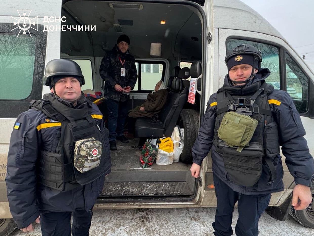 <em>В Дружковке спасатели эвакуировали маломобильную женщину из опасной зоны. Фото: ГСЧС</em>