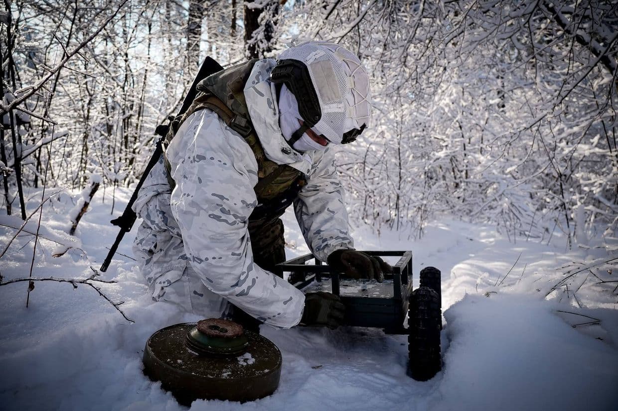 <em>Український військовий з технікою і міною. Фото: Генштаб</em>