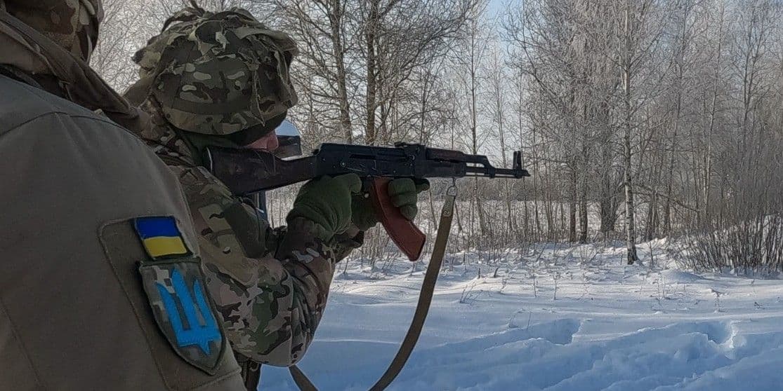 Стріляє український захисник. Фото: 115-та окрема бригада Сил територіальної оборони ЗСУ