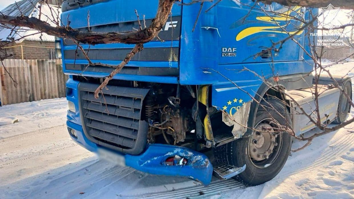 Патрульні розшукали водія вантажівки, який скоїв ДТП у Краматорську та зник