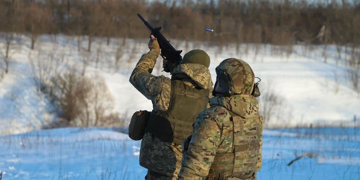 Український захисник стріляє. Фото: 72 ОМБр