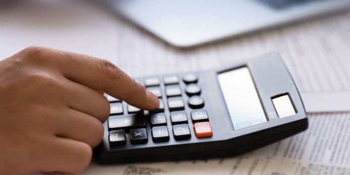 Розрахунок на калькуляторі. Фото: КМУ