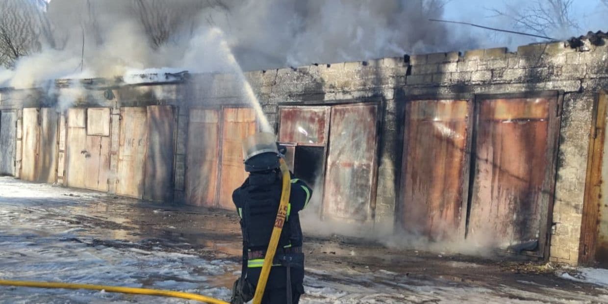Вогнеборці погасили масштабну пожежу у Дмитро-Дар'ївці та працювали у Новоселівці й Запаро-Мар'ївці (фото)