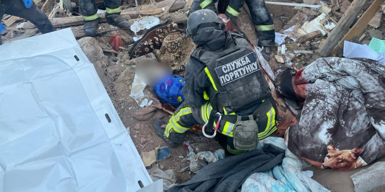 У Слов'янську завершили розбирати завали: батьки загинули, сина врятували (фото, відео)