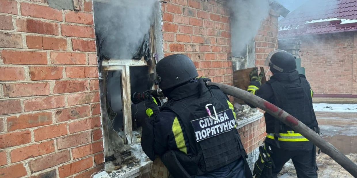 У Слов'янську погасили пожежу у будинку, а в господарській споруді не змогли